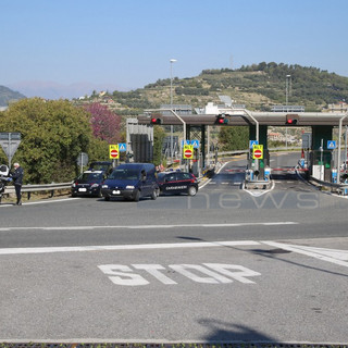 Emergenza Coronavirus: controlli serrati al casello autostradale ed in città a Bordighera, oggi 5 sanzioni (Foto)