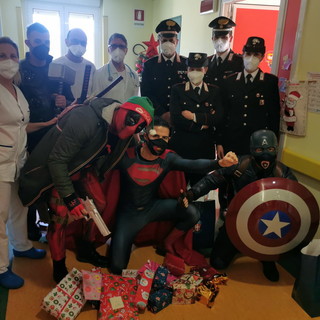 Imperia: i Carabinieri ed i Supereroi regalano un sorriso ai bambini in corsia