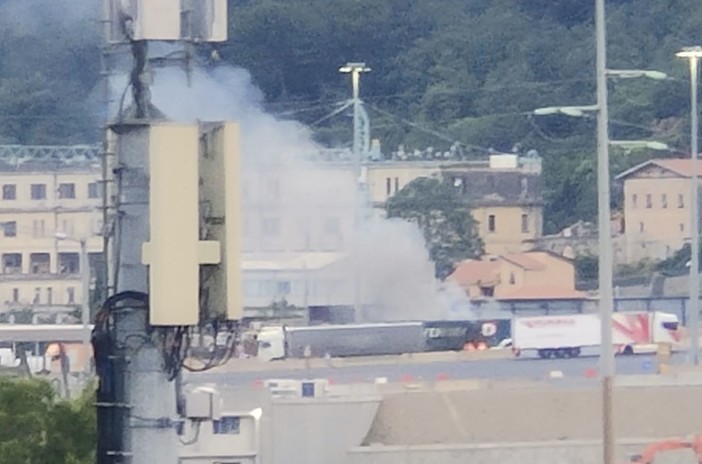 Ventimiglia, camion in fiamme: vigili del fuoco in azione (Foto e video)