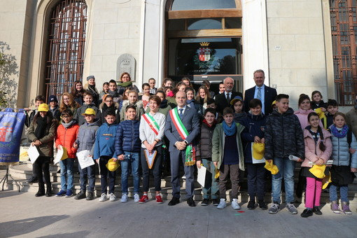 Imperia: consiglio comunale dei ragazzi, il giovane Tommaso Rosa nuovo Sindaco (Foto e Video) Imperia: consiglio comunale dei ragazzi, il giovane Tommaso Rosa nuovo Sindaco (Foto e Video)