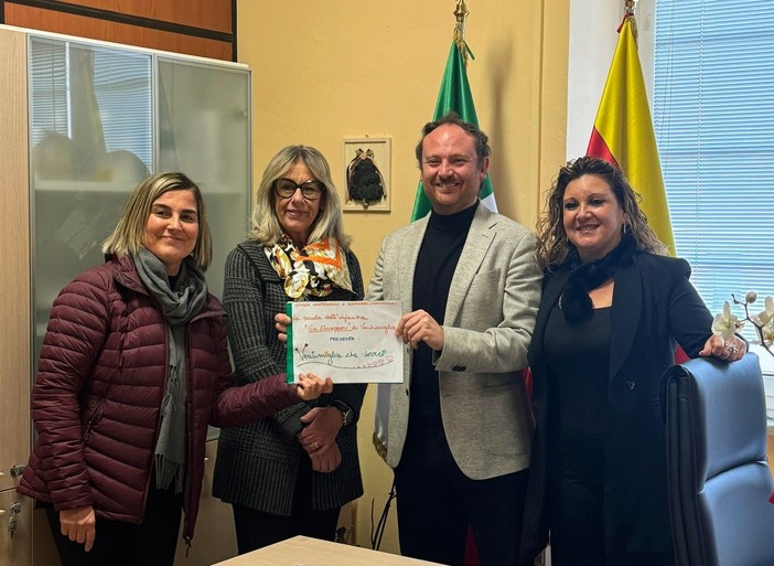 Ventimiglia, i bambini dell’infanzia di via Chiappori consegnano le letterine al Comune: si chiude il progetto natalizio di Coldiretti Imperia