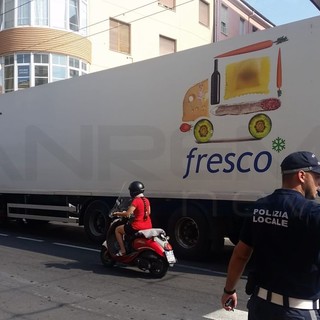 Ventimiglia: via Cavour, camion in panne si ferma davanti alla chiesta di Sant’Agostino, gravi disagi al traffico
