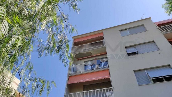 Bordighera: cadono calcinacci da un balcone, interviene la Polizia Locale Bordighera: cadono calcinacci da un balcone, interviene la Polizia Locale