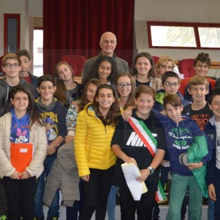 Taggia: è Alessandro Contardo il nuovo Sindaco dei Ragazzi, iniziati questa mattina i lavori del nuovo Consiglio comunale delle scuole secondarie Taggia: è Alessandro Contardo il nuovo Sindaco dei Ragazzi, iniziati questa mattina i lavori del nuovo Consiglio comunale delle scuole secondarie