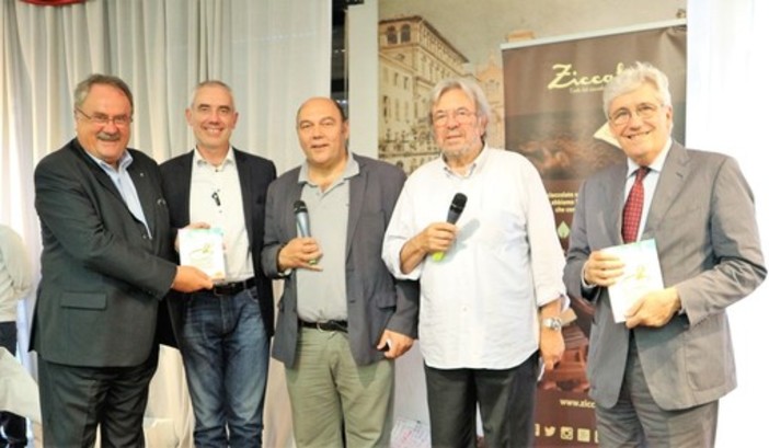 nella foto il presidente dell'Associazione I PalatiNati riceve il premio Custodi del Territorio nella foto il presidente dell'Associazione I PalatiNati riceve il premio Custodi del Territorio