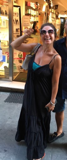 Sanremo: passeggiata in centro città per Cristina D'Avena, la cantante riconosciuta da alcuni passanti