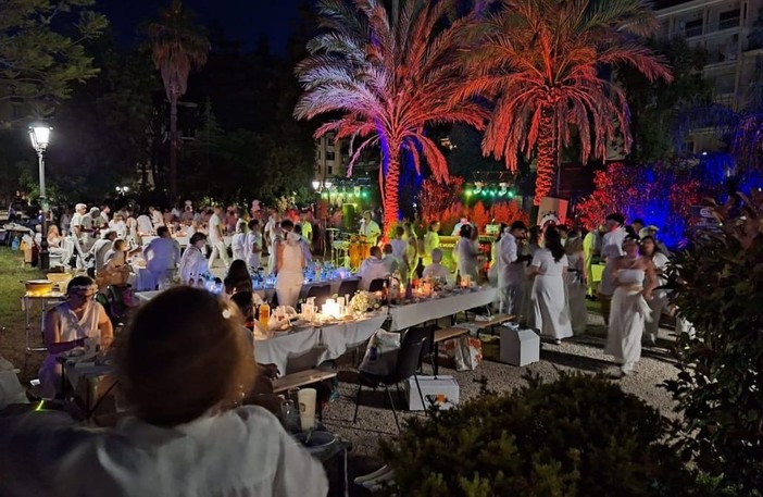 Ventimiglia, 'una serata all'Opera': Cena in bianco ai giardini pubblici (Foto)