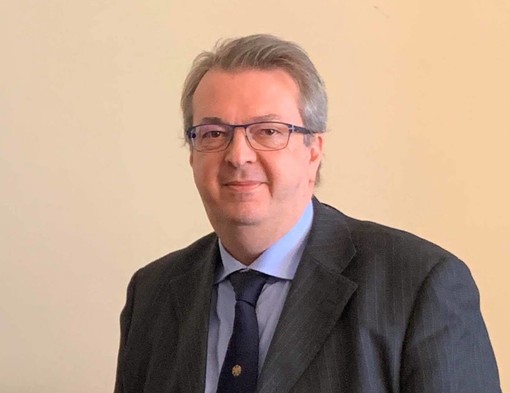 Imperia, dopo 40 anni lascia Confcommercio il direttore provinciale Claudio Roggero: “Era venuto il momento di dedicarmi alla mia famiglia” Imperia, dopo 40 anni lascia Confcommercio il direttore provinciale Claudio Roggero: “Era venuto il momento di dedicarmi alla mia famiglia”