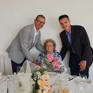 Sanremo: la signora Rosa festeggia 100 anni, gli auguri del vicesindaco Fellegara e del consigliere Toesca Caldora Sanremo: la signora Rosa festeggia 100 anni, gli auguri del vicesindaco Fellegara e del consigliere Toesca Caldora
