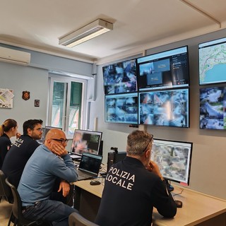 Investe una donna sulle strisce e fugge: rintracciato dalla Polizia Locale, guidava senza patente e assicurazione