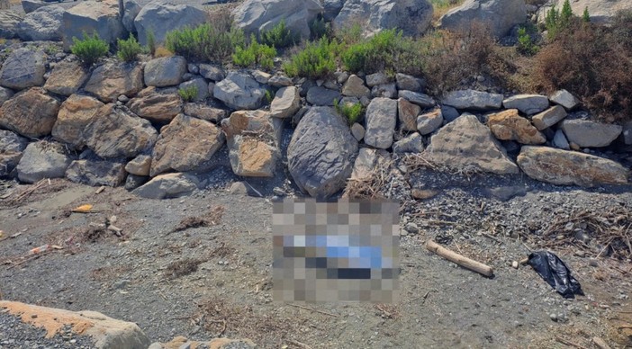 Tragedia a Riva Ligure, surfista muore scaraventato sugli scogli dal vento (Foto) Tragedia a Riva Ligure, surfista muore scaraventato sugli scogli dal vento (Foto)