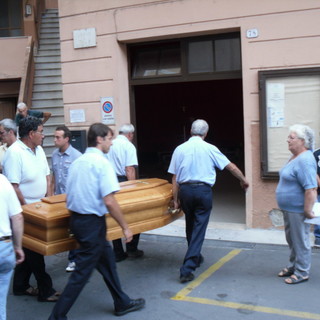 Ceriana: l’intera comunità si è stretta attorno alla camera ardente allestita per le salme di Anita e Michela, in lacrime parenti e amici