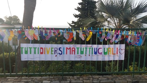 Ospedaletti: alla scuola Edmondo De Amicis, celebrata la Giornata dei Calzini Spaiati Ospedaletti: alla scuola Edmondo De Amicis, celebrata la Giornata dei Calzini Spaiati