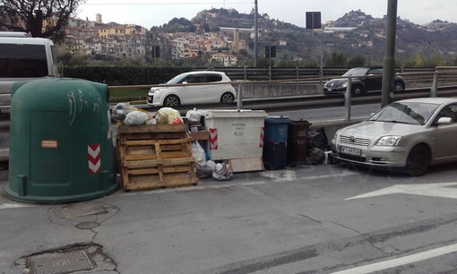 Ventimiglia: giro di vite della Polizia Locale su questuanti e conferimento della raccolta differenziata Ventimiglia: giro di vite della Polizia Locale su questuanti e conferimento della raccolta differenziata
