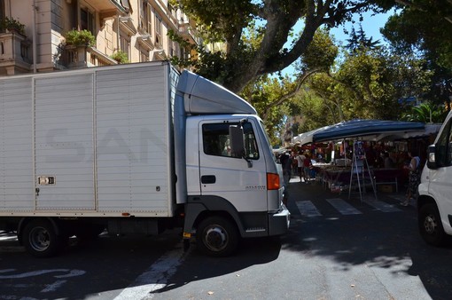 Ventimiglia: prime misure di sicurezza al mercato del venerdì, varchi chiusi da camion, ma l’Amministrazione pensa ad una soluzione definitiva