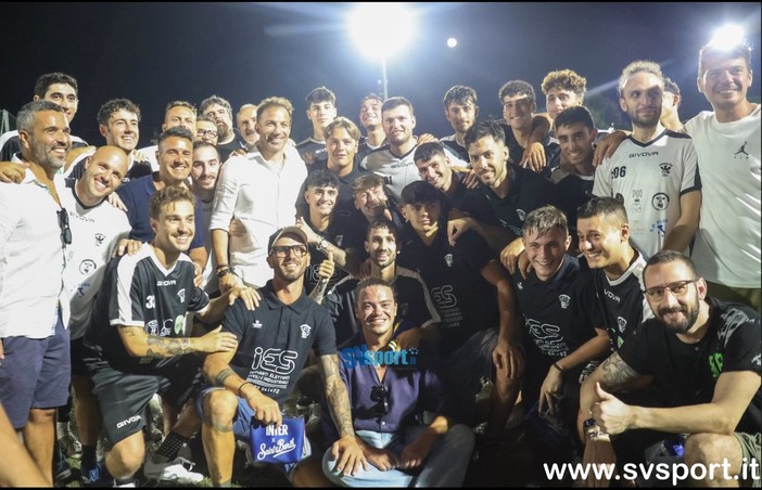 Calcio. Bagno di folla al Riva per Alex Del Piero, l'attaccante ha salutato i giocatori dell'Albingaunia e i tifosi (Video)