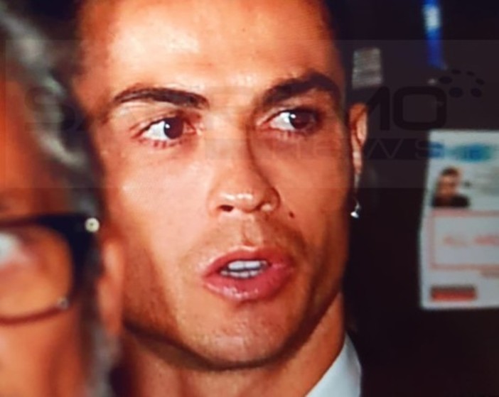Calcio: Cristiano Ronaldo è arrivato a Sanremo, lo abbiamo pizzicato fuori dall'Ariston Calcio: Cristiano Ronaldo è arrivato a Sanremo, lo abbiamo pizzicato fuori dall'Ariston
