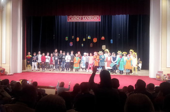 Sanremo: teatro gremito al casinò per la recita natalizia della scuola primaria del Castillo