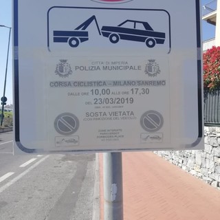 Imperia: la Polizia Locale non rimuove il cartello di divieto per la Milano-Sanremo e il carro attrezzi porta via le auto, multa e 140 euro per recuperare i mezzi Imperia: la Polizia Locale non rimuove il cartello di divieto per la Milano-Sanremo e il carro attrezzi porta via le auto, multa e 140 euro per recuperare i mezzi