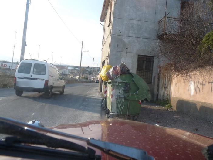 Imperia: cassonetti stracolmi in via Airenti, le proteste dei residenti Imperia: cassonetti stracolmi in via Airenti, le proteste dei residenti