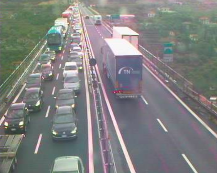 A causa dell'incidente di ieri sera ad Andora ancora code sull'Autostrada dei Fiori in direzione Genova