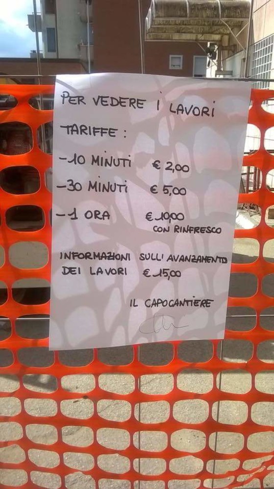 Imperia: le informazioni sulla pedonalizzazione di via Cascione hanno un prezzo. Il cartello ironico degli operai