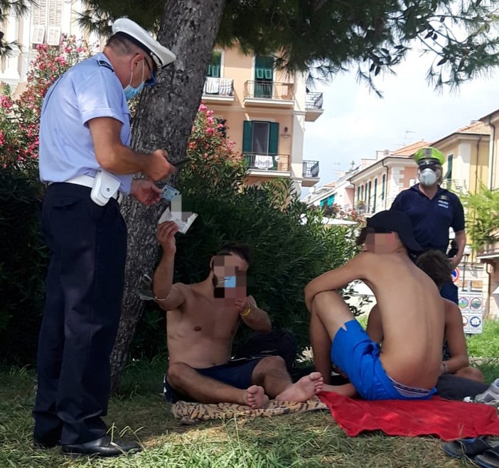 Ferragosto a Diano Marina: il bilancio della polizia locale, 62 persone controllate e 8 asciugami requisiti