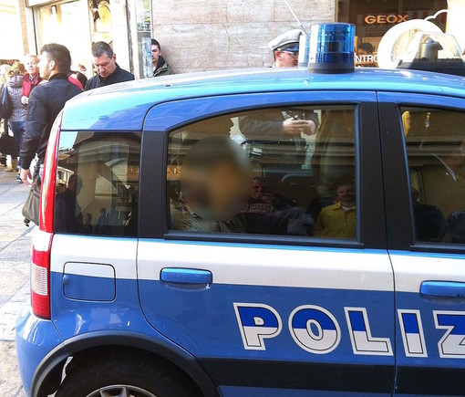 Sanremo: clochard ubriaco molesta i passanti in pieno centro, intervento della Municipale e del Commissariato Sanremo: clochard ubriaco molesta i passanti in pieno centro, intervento della Municipale e del Commissariato