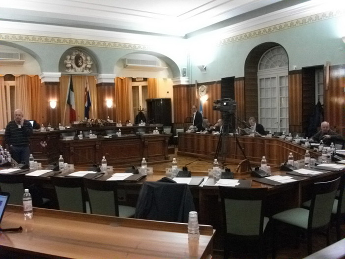 L'aula semideserta del consiglio comunale L'aula semideserta del consiglio comunale