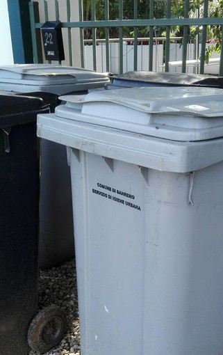 Il cassonetto individuato a Cerro Maggiore Il cassonetto individuato a Cerro Maggiore