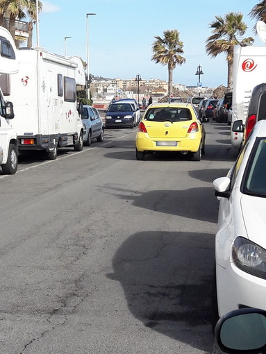 Ventimiglia: camper posteggiati sl lungomare da entrambe i lati, la protesta di un residente
