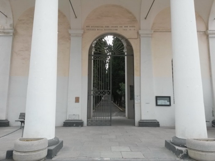 Imperia: il Comune diffida le agenzie funebri dal trasportare le salme all'obitorio del cimitero. Becchini furiosi: "Dove le portiamo?" Imperia: il Comune diffida le agenzie funebri dal trasportare le salme all'obitorio del cimitero. Becchini furiosi: "Dove le portiamo?"