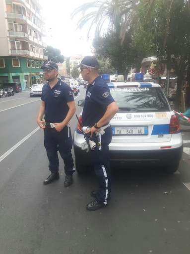 Sanremo: continuano senza sosta i controlli della Municipale nel contrasto all’abusivismo commerciale Sanremo: continuano senza sosta i controlli della Municipale nel contrasto all’abusivismo commerciale