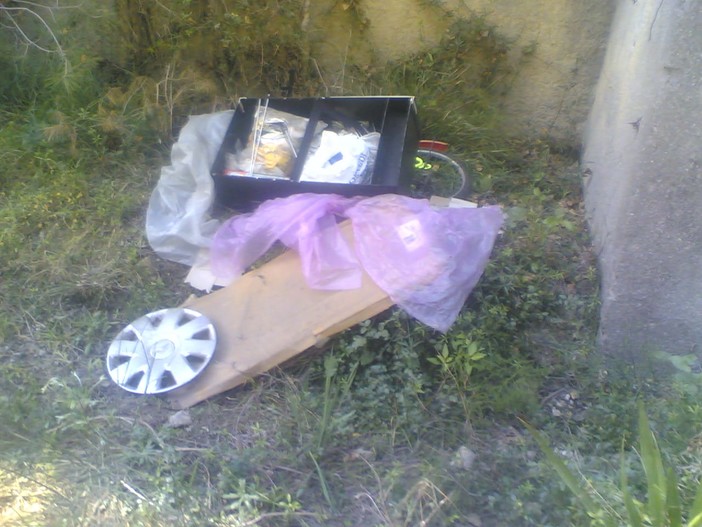 Imperia: 'Da quando è partito il porta a porta ci sono cumuli di rifiuti su capo Berta", la denuncia di una nostra lettrice (foto)