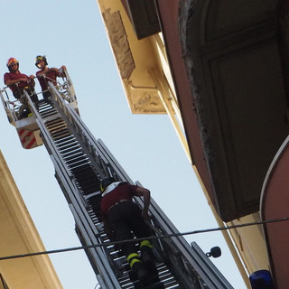 Ventimiglia, cadono calcinacci in corso Genova e colpiscono alcune auto: intervengono i Vigili del Fuoco