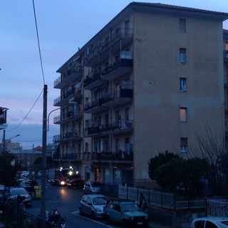 Imperia: principio d'incendio ad una canna fumaria, intervengono i Vigili del Fuoco Imperia: principio d'incendio ad una canna fumaria, intervengono i Vigili del Fuoco