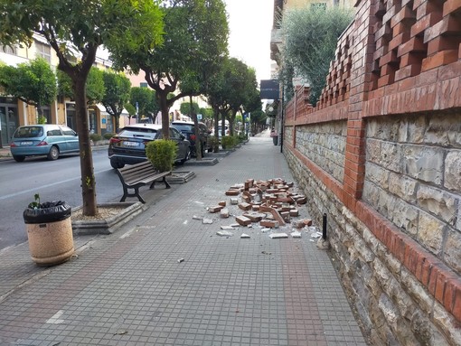 Diano Marina, ladri tentano di entrare in una villa ma crolla la recinzione e scappano: indagini della polizia locale Diano Marina, ladri tentano di entrare in una villa ma crolla la recinzione e scappano: indagini della polizia locale