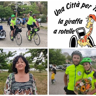 Imperia, grande solidarietà per la 'Giraffa a rotelle': sei mila euro raccolti da Martina e Lorenzo che hanno percorso mezza Italia in bici