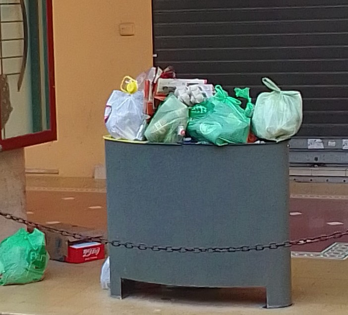 Imperia, cestini che traboccano in centro: cittadini in rivolta sul web Imperia, cestini che traboccano in centro: cittadini in rivolta sul web
