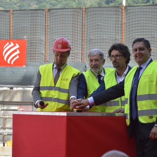 Nuovo ponte sul Polcevera: ecco la prima colata di cemento. Toninelli: "Inaugurazione nel 2020" Nuovo ponte sul Polcevera: ecco la prima colata di cemento. Toninelli: "Inaugurazione nel 2020"