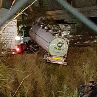 Imperia: camion in bilico nel parcheggio di Piani. Forse una manovra azzardata dell'autista Imperia: camion in bilico nel parcheggio di Piani. Forse una manovra azzardata dell'autista