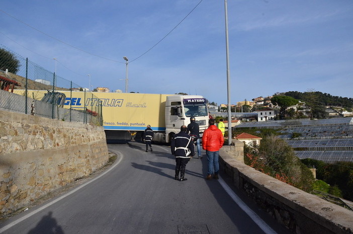 Sanremo: camion diretto in valle Armea male indirizzato dal navigatore rimane incastrato in via Val d'Olivi