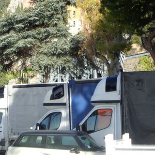 Ventimiglia: mezzi pesanti parcheggiati in piazzale De Gasperi, un'altra mail del lettore Fabio