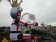 La pioggia accompagna la prima sfilata del Carnevale di Nizza (fotogallery)