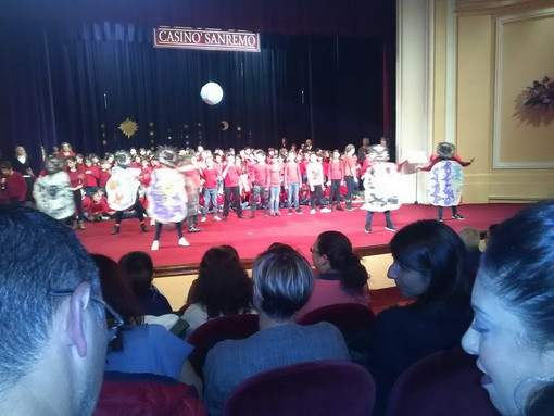 Sanremo: grande emozione al Teatro del Casinò per la corale di Natale degli alunni della Scuola Primaria Antonio Rubino dell’I.C. Sanremo Centro Ponente