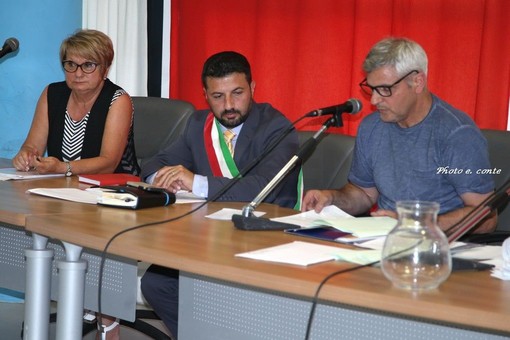 Vallecrosia: il Consiglio comunale approva il nuovo regolamento dehor, Biasi “L’obiettivo è aumentare la produttività economica delle attività commerciali” Vallecrosia: il Consiglio comunale approva il nuovo regolamento dehor, Biasi “L’obiettivo è aumentare la produttività economica delle attività commerciali”