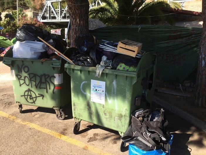Ventimiglia: situazione insostenibile sul piazzale occupato dai No Border, musica hard rock ad alto volume, puzza e cassonetti invasi dai vestiti