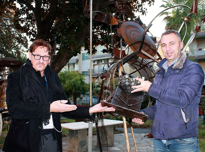 Festival della Canzone Cristiana: Diego Santamaria consegna la sua scultura a celebrazione della 1^ edizione Festival della Canzone Cristiana: Diego Santamaria consegna la sua scultura a celebrazione della 1^ edizione