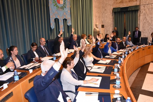 Imperia: il consiglio comunale vota il nuovo regolamento sui rifiuti. M5S "Natura sanzionatoria dell'amministrazione"