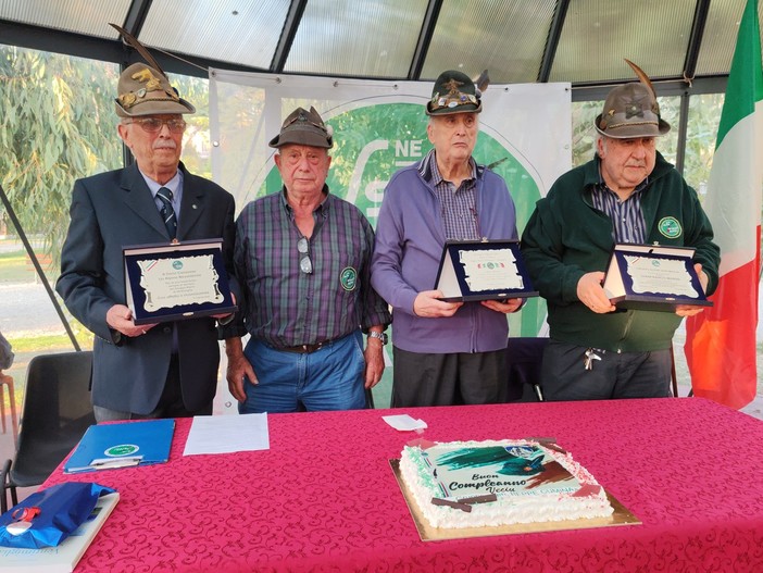 Penne nere riconoscenti, consegnata una targa a tre alpini di Ventimiglia (Foto e video)